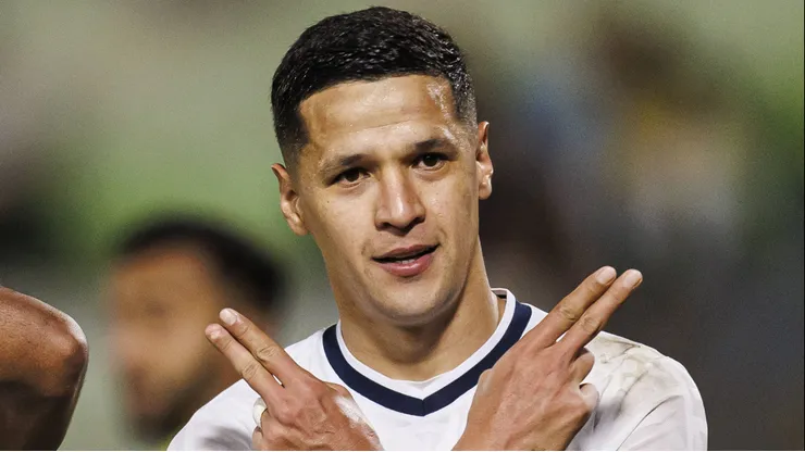 Alex Arce está envolvido nesta terça-feira (18) de partida decisiva contra Fluminense pela Libertadores