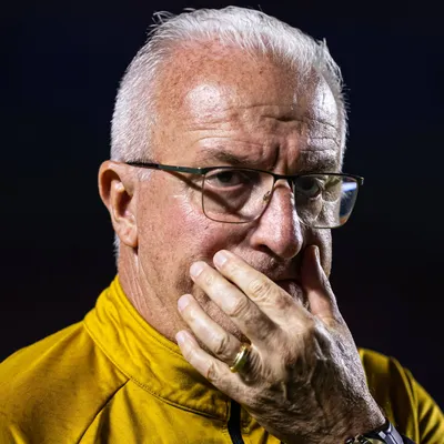 Dorival acerta em estratégia inicial e São Paulo se classifica