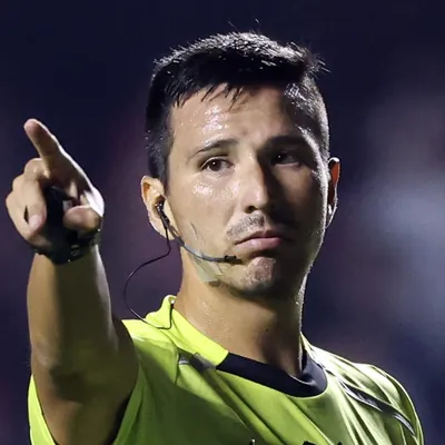 VAR intervém para pênalti ser marcado para o São Paulo