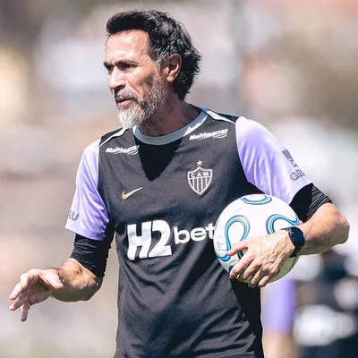 Com onda de desfalques, Domínguez mexe na escalação do Atlético-MG
