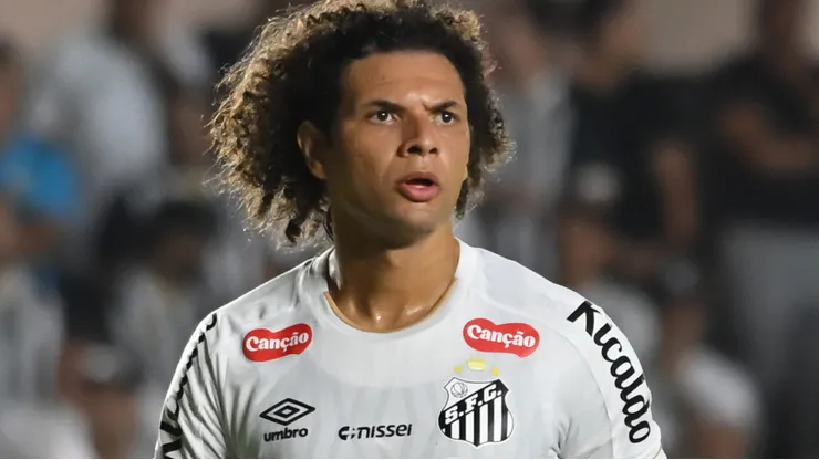 Arão está perto de ganhar mais espaço na zaga santista - Foto: Jota Erre/AGIF