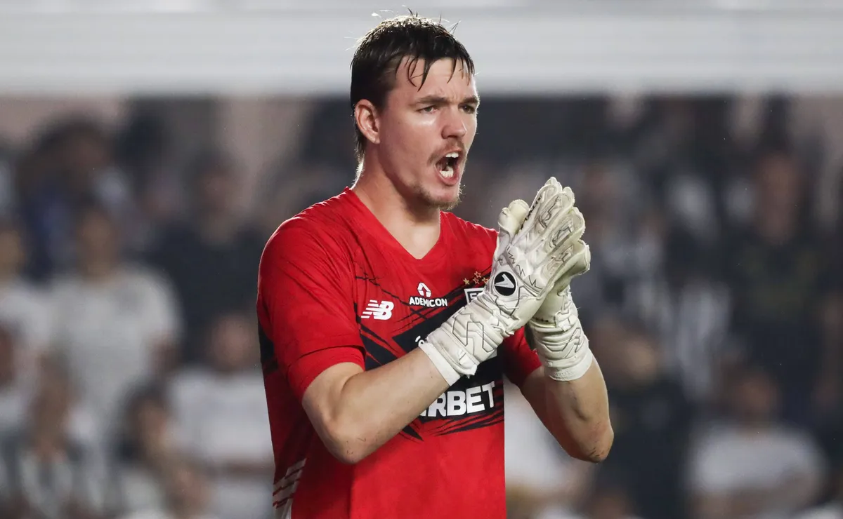 Negócio de Young com o Portimonense melou, e jogador segue no São Paulo