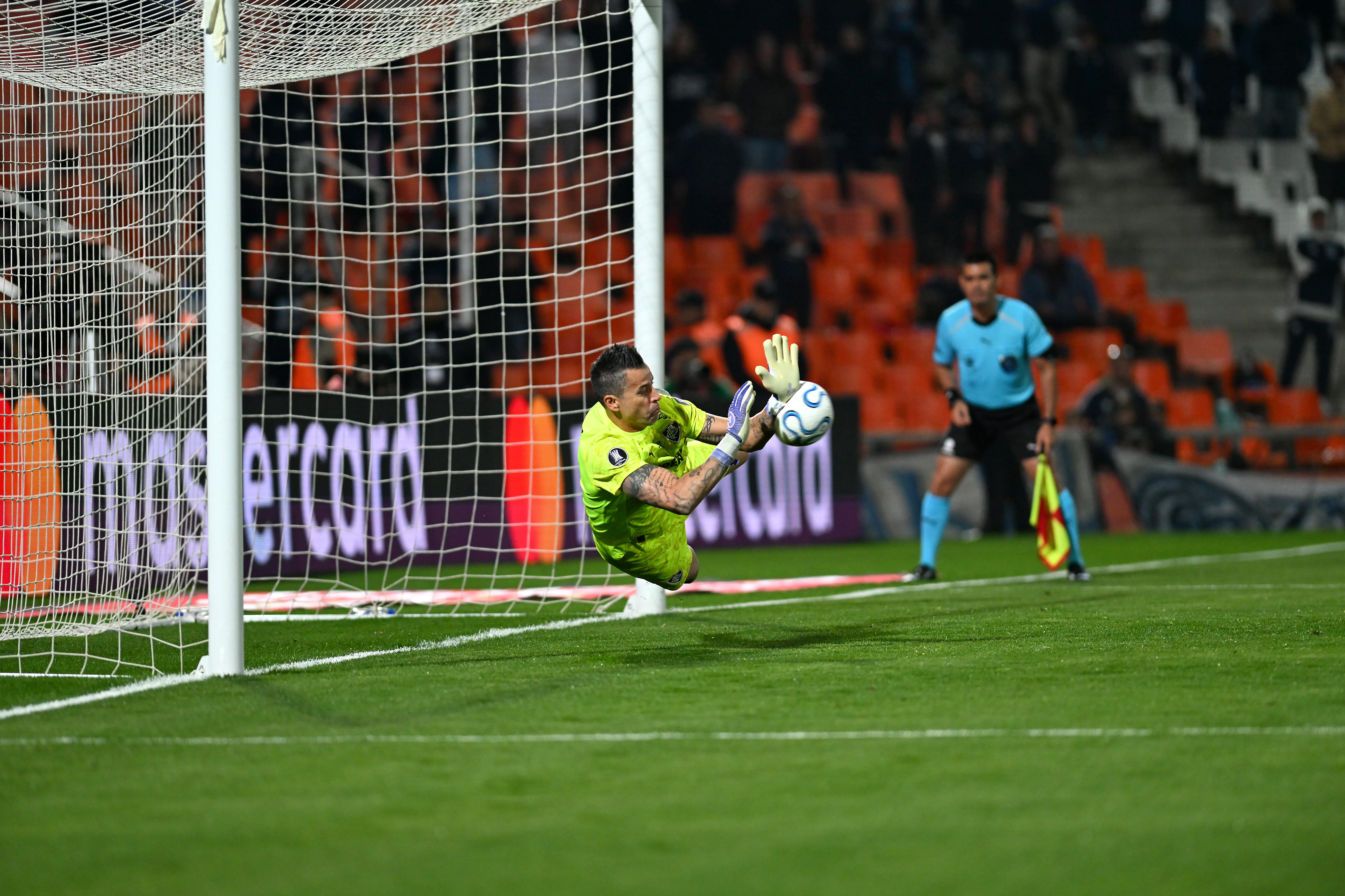 Fábio voa para fazer defesa na disputa por pênaltis contra Independiente Rivadavia – Foto: Getty Images