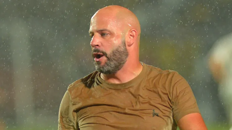 Franclim Carvalho, tecnico do Botafogo durante partida contra o Vitoria no estadio Barradao pelo campeonato Brasileiro A 2026.