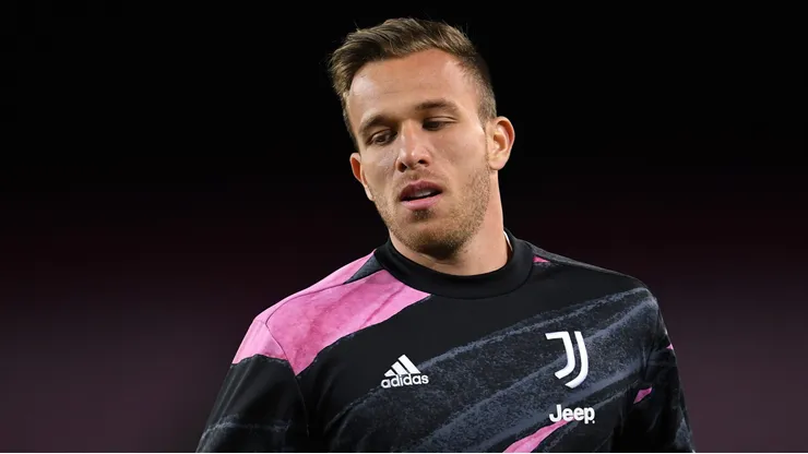 Arthur Melo não deve jogar no Palmeiras.