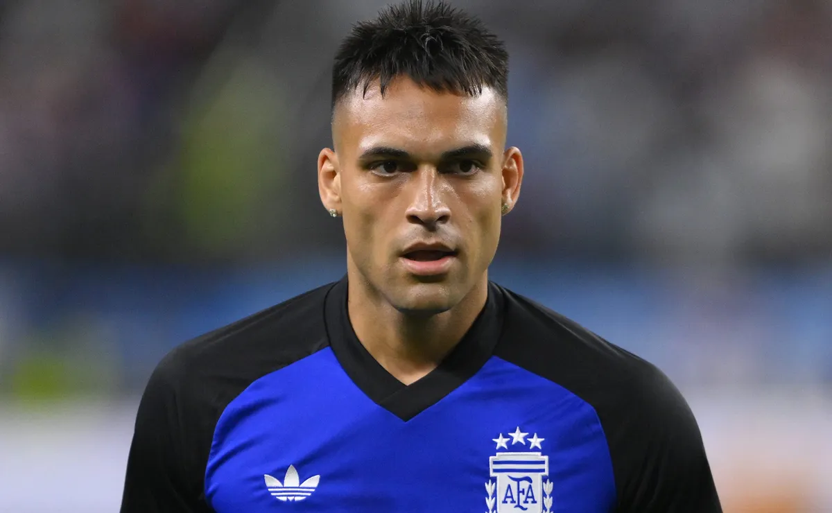 Barcelona desiste de Julián Álvarez e inicia negociações pela contratação do atacante Lautaro Martínez