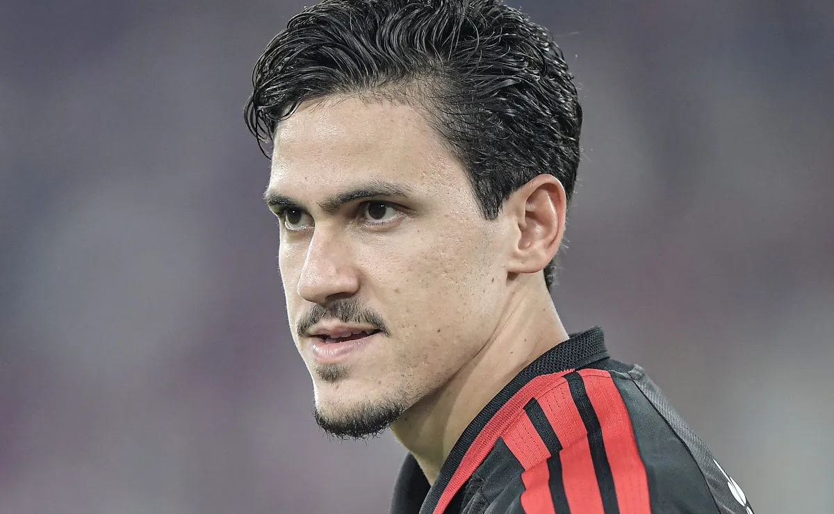 Flamengo decide aguardar janela de transferências para definir renovação de Pedro