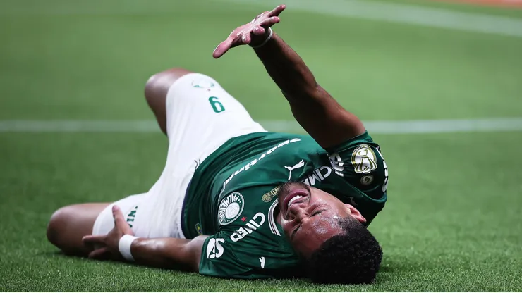 Vitor Roque está fora há um bom tempo.