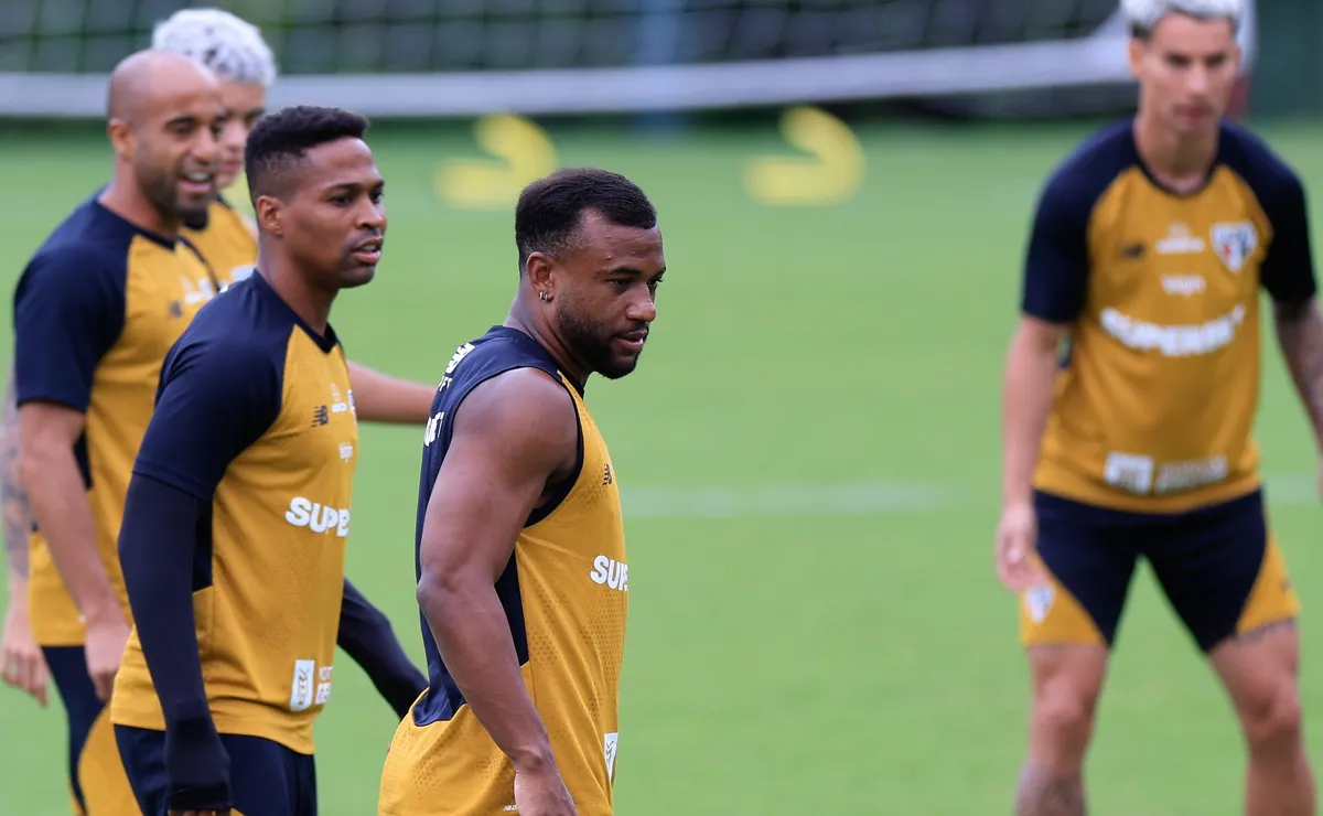 Luan no Santos? Cuca e diretoria avaliam contratação de volante após oferta no mercado