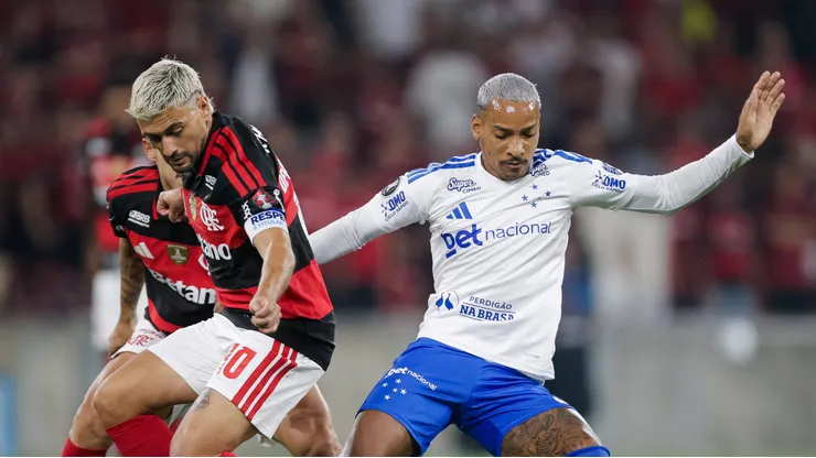 Embate entre Arrascaeta e Matheus Pereira. Foto: IMAGO / ZUMA Press Wire