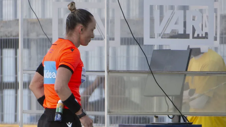 O arbitro Charly Wendy Straub Deretti durante partida entre Ponte Preta e Goias no estadio Moises Lucarelli pelo campeonato Brasileiro B 2026.
