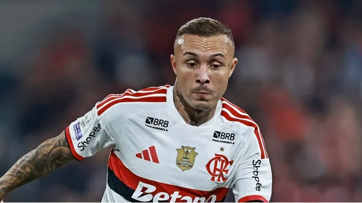 Everton Cebolinha em campo pelo Fla contra o Athletico.