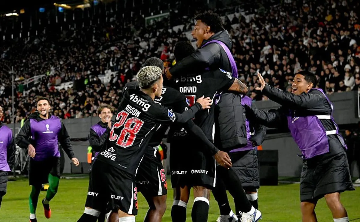 Thiago Mendes decide, Vasco goleia Olimpia e está nas quartas da Copa Sul-Americana