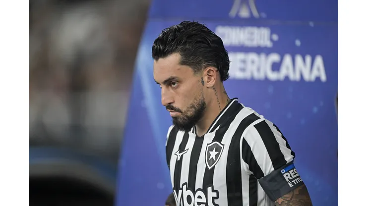 Alex Telles jogador do Botafogo durante partida contra o Cienciano no estadio Engenhao pelo campeonato Copa Sul-Americana 2026.