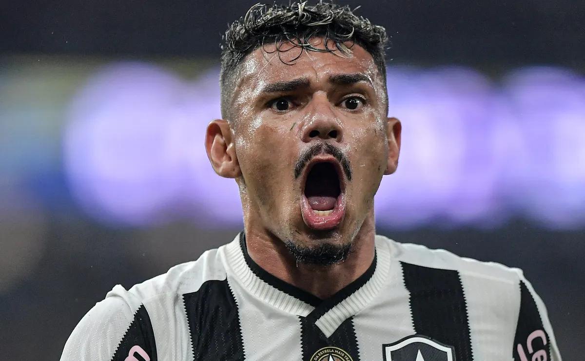 Botafogo encaminha retorno de Tiquinho Soares com contrato curto e “meta de gols”