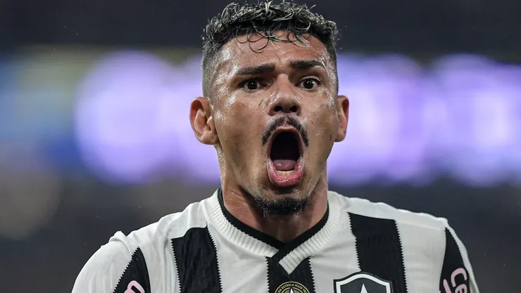 Botafogo avança em negociação para repatriar Tiquinho Soares . Foto: Thiago Ribeiro/AGIF