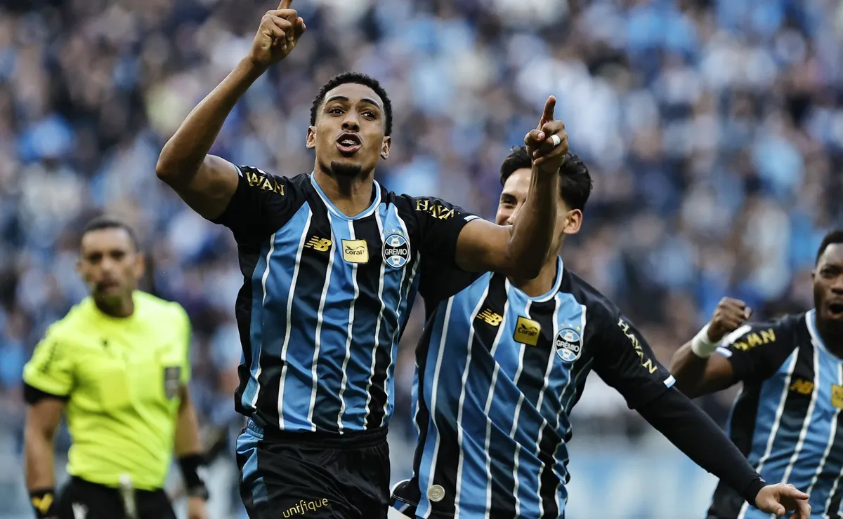 Wallace se firma no Grêmio e chama atenção por ritual antes dos jogos