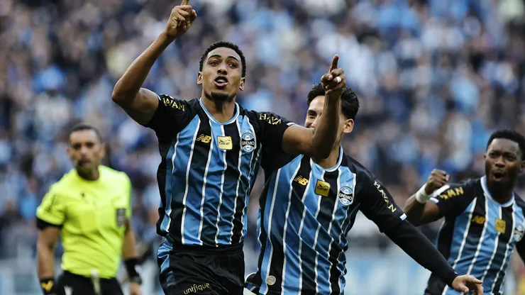 Wallace se firma no Grêmio e chama atenção por ritual antes dos jogos - Foto Roberto ViniciusAGIF