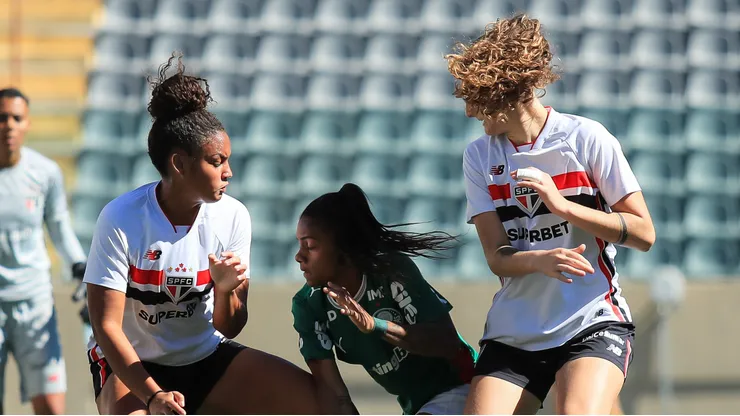 Taina Maranhão, do Palmeiras, em disputa de bola com atletas do São Paulo.