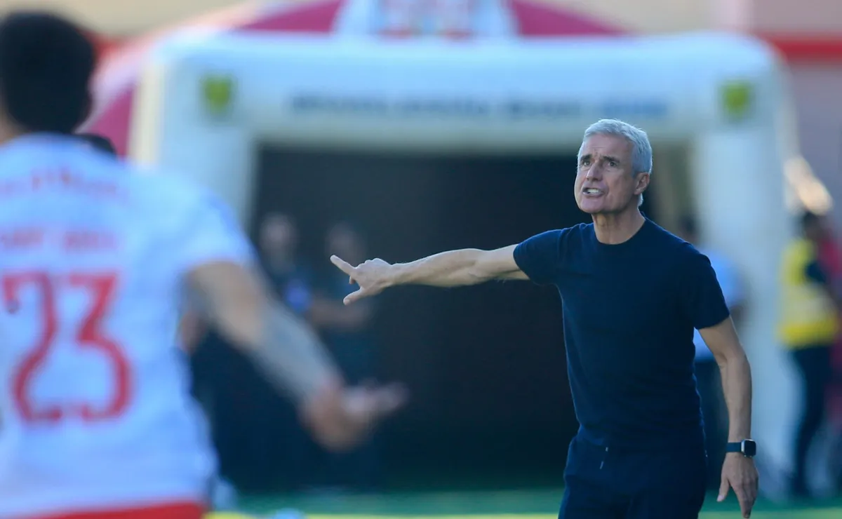 Grêmio afunda com Luís Castro preso ao próprio ego tático