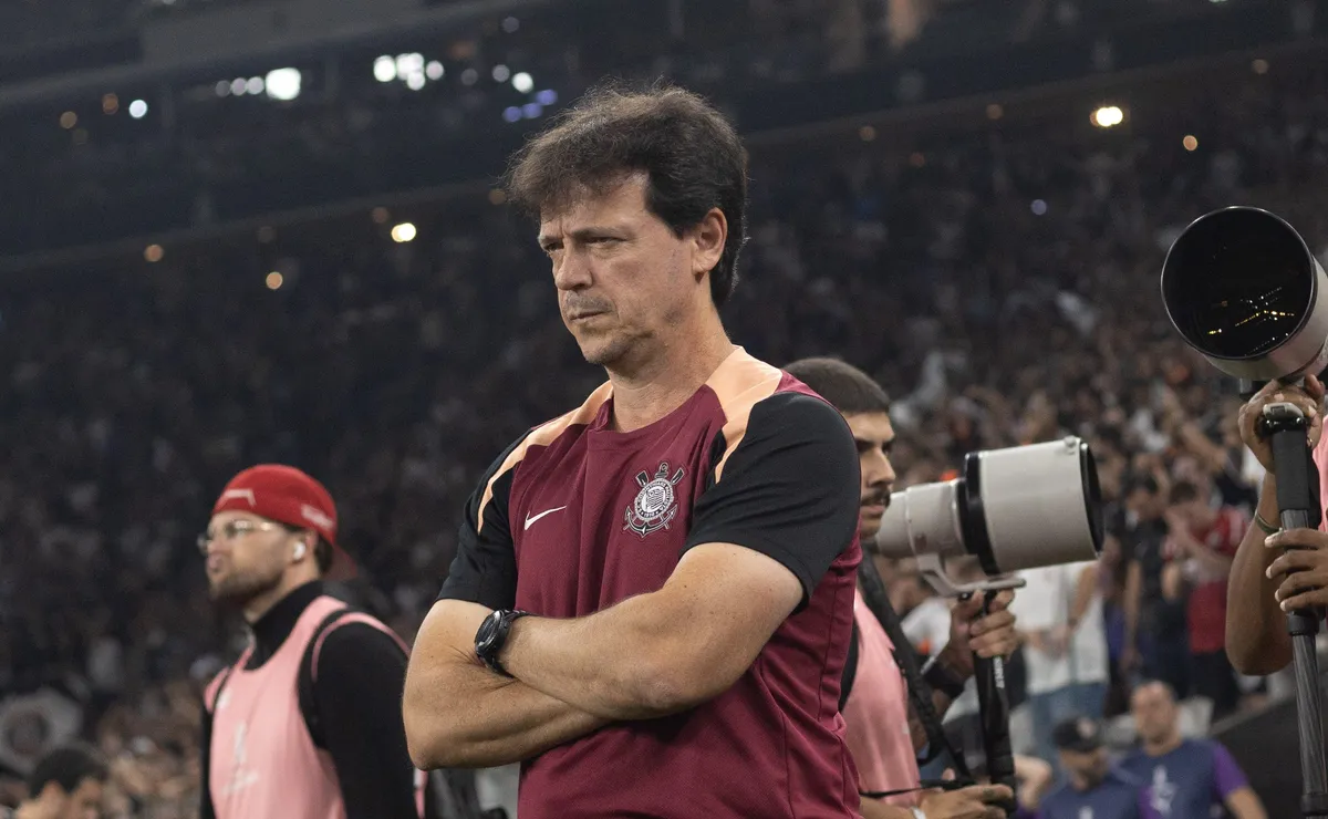 Mudanças de Fernando Diniz não causam efeito e Corinthians perde para o Coritiba no Brasileirão
