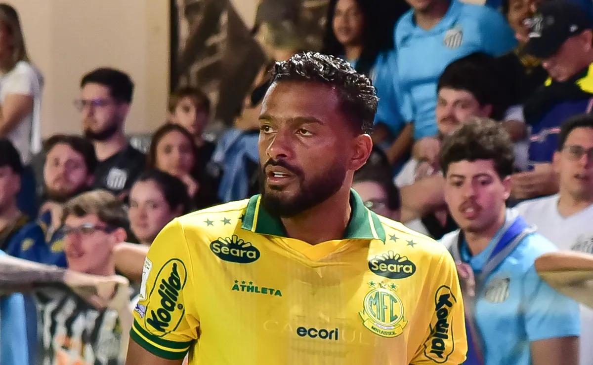 Reinado leva cusparada de torcedor do Santos e situação gera clima pesado na Vila Belmiro