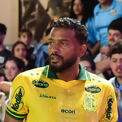 Reinado leva cusparada de torcedor durante Santos x Mirassol