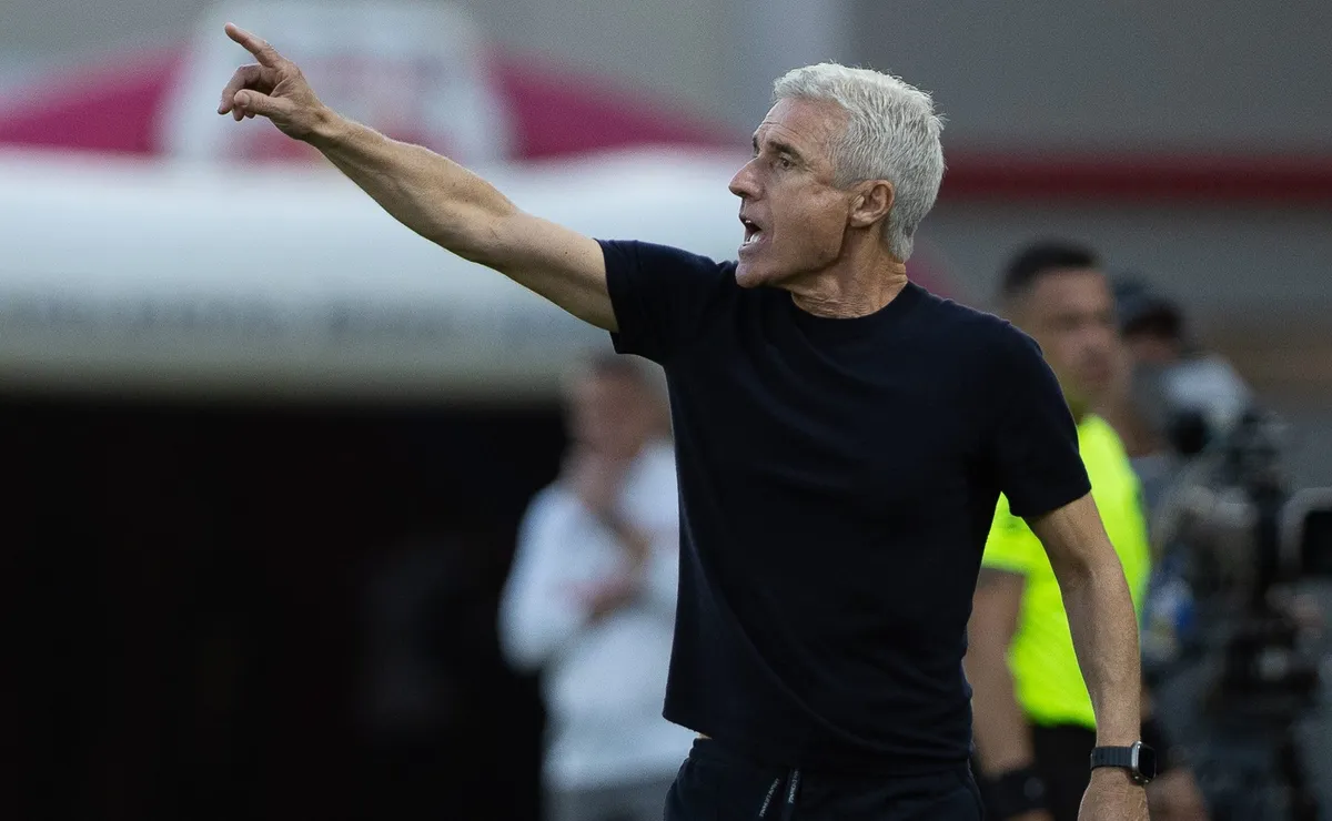 Luís Castro reclama de desrespeito, mas parece esquecer o motivo da cobrança no Grêmio