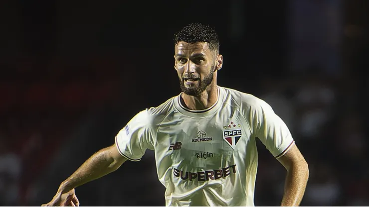 Domingos Duarte jogador do Sao Paulo durante partida contra o Coritiba no estadio Morumbi pelo campeonato Brasileiro A 2026.