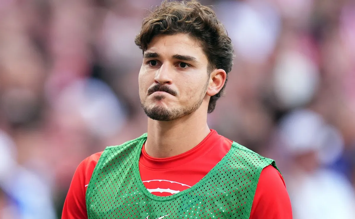 Julián Álvarez é afastado da torcida pelo Atlético após noite de muitas vaias