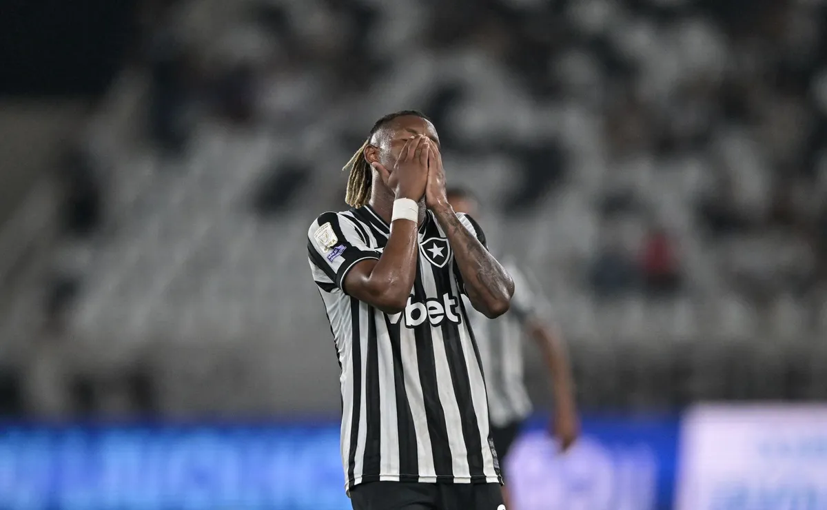 Danilo tenta virar página das vaias e recuperar espaço com torcida do Botafogo
