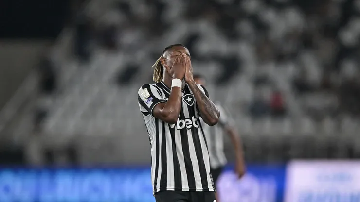 Danilo tenta virar página das vaias e recuperar espaço com torcida do Botafogo - Foto Thiago RibeiroAGIF