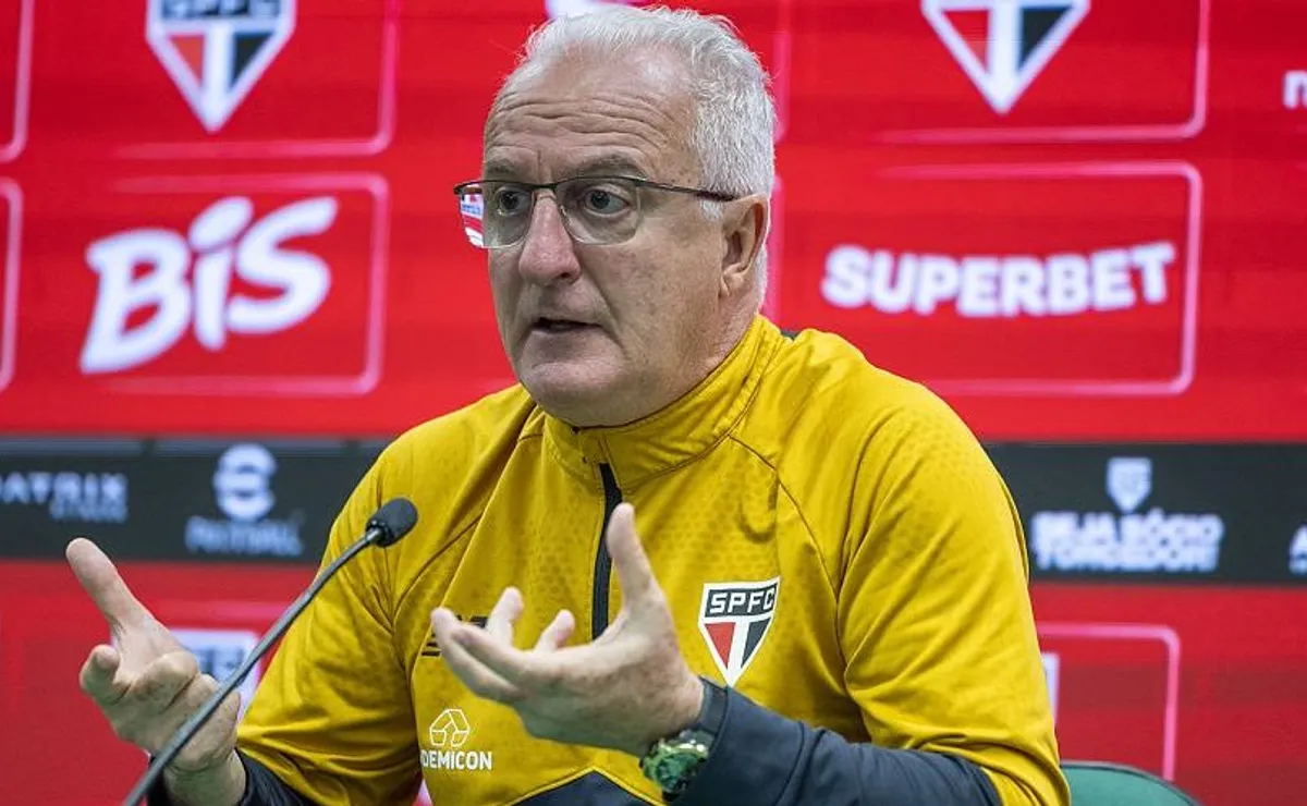 Dorival Júnior expõe trabalho de ex-técnicos e faz forte cobrança no São Paulo