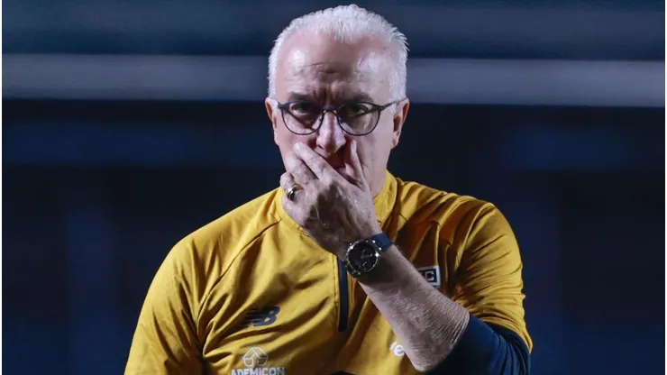 Dorival Júnior vive um momento complicado no SPFC.