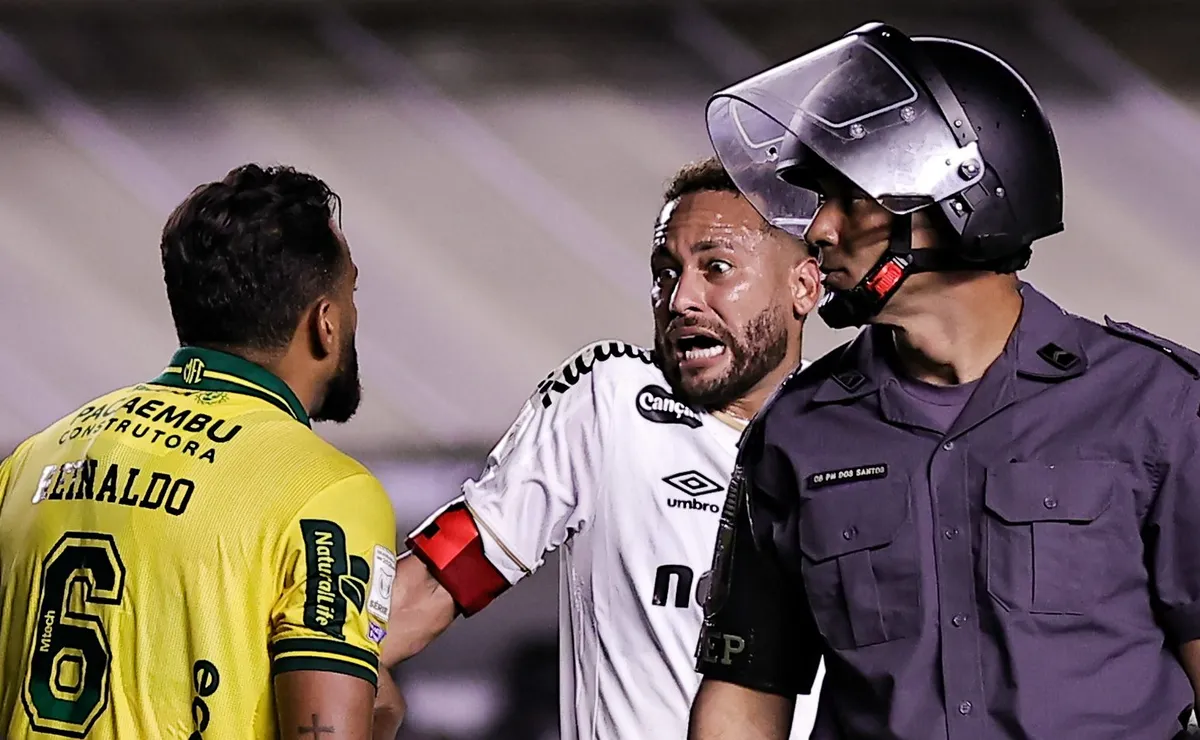 Cusparada de torcedor do Santos em Reinaldo pode gerar punição pesada com 10 jogos sem mando de campo