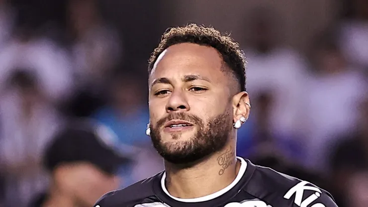 Neymar em campo durante aquecimento para jogo na Vila Belmiro.