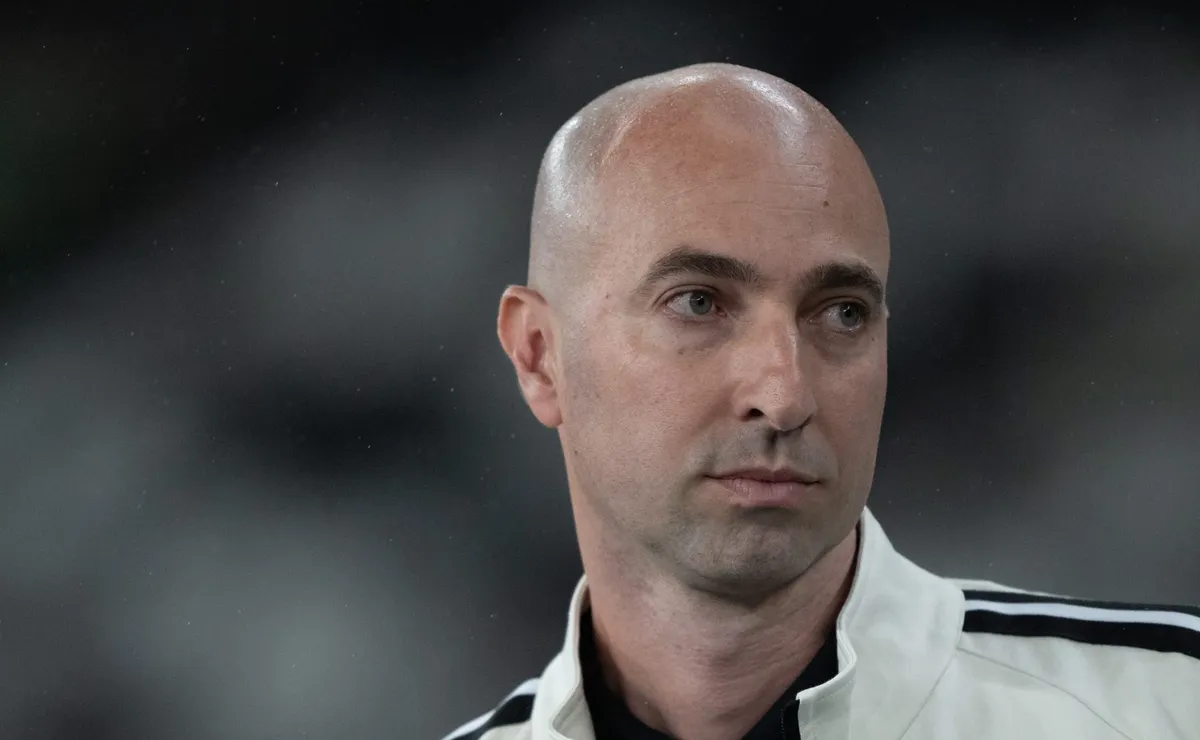Bellão faz escolhas erradas, Botafogo sofre apagão e perde para o Athletico pelo Brasileirão
