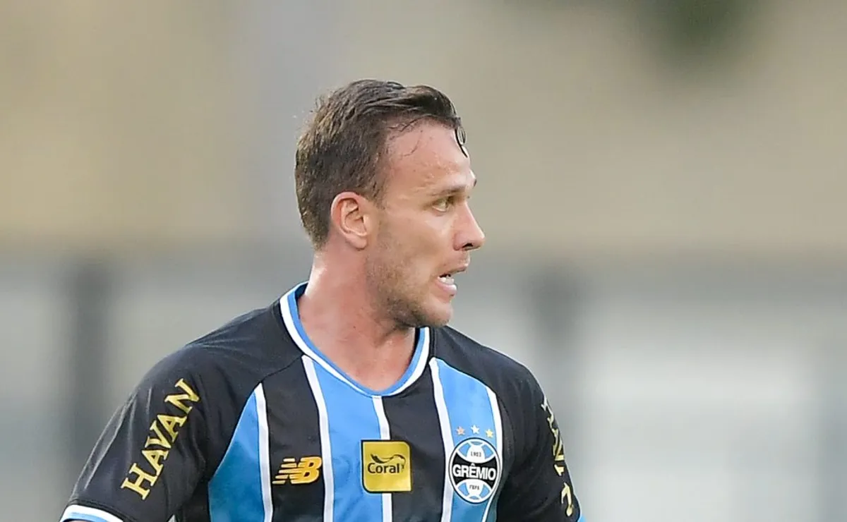 Arthur, ex-Grêmio, deve assinar com o Santos nesta terça-feira (25), diz Felipe Melo