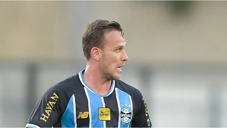 Arthur Melo em campo com a camisa do Tricolor Gaúcho.