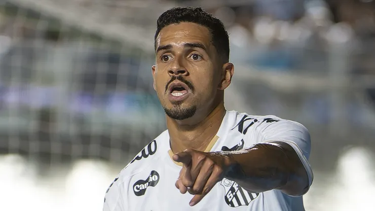 Lucas Veríssimo voltou ao Santos recentemente.