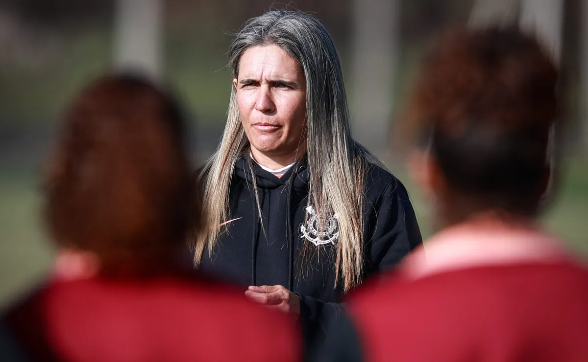 Emily explica falha tática do Corinthians e detalha alerta para as Brabas antes do mata-mata