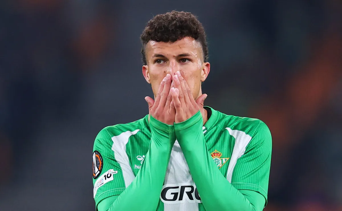 Nelson Deossa, procurado pelo Palmeiras, tem futuro incerto no Real Betis; volante interessa ao Vasco