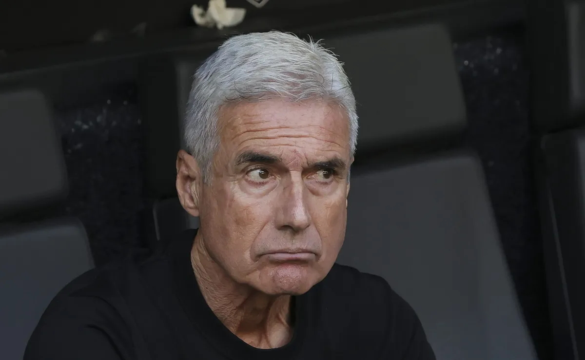 Organizadas do Grêmio pedem saída de Luís Castro em caso de eliminação no Gre-Nal