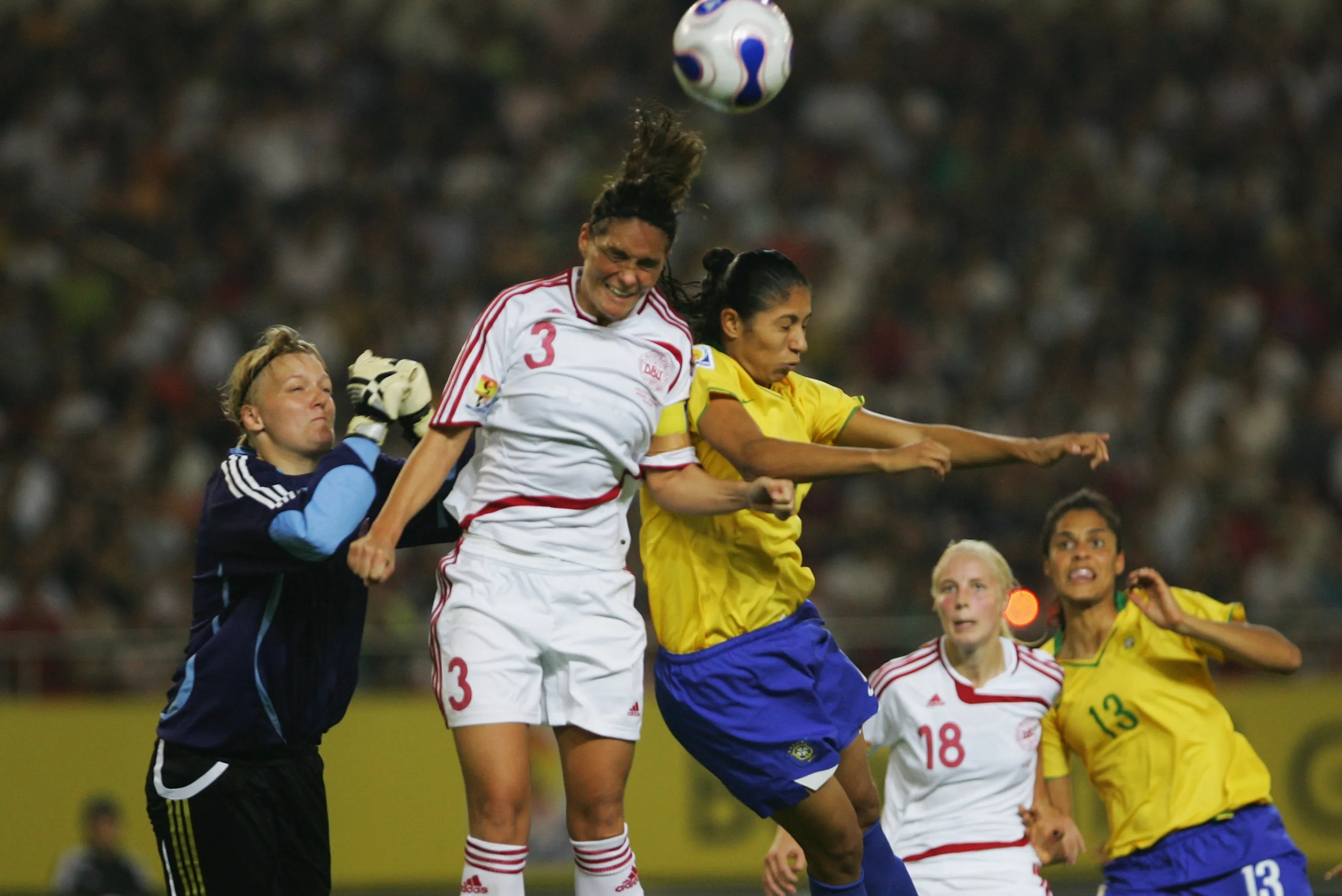 Brasil venceu a Dinamarca na Fase de Grupos da Copa do Mundo 2007. Foto: Feng Li/Getty Images