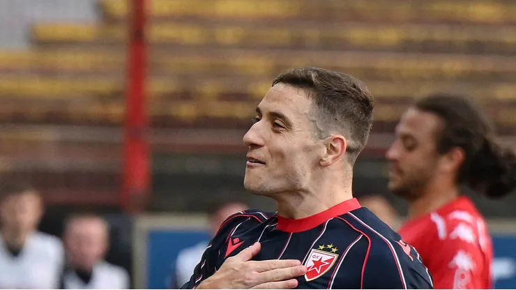 Bruno Duarte comemorando gol pelo Estrela Vermelha.