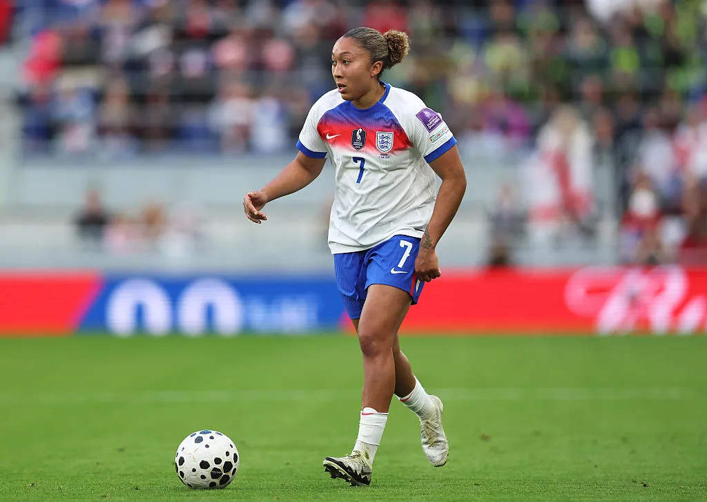 Lauren James durante partida pela Inglaterra. Foto: Nathan Stirk/Getty Images