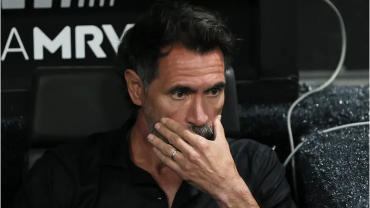 Eduardo Domínguez tem dúvidas na escalação.
