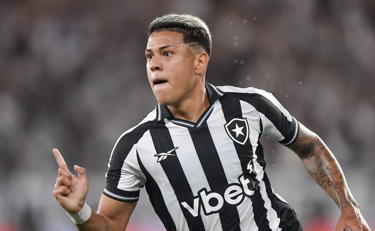 Matheus Martins acerta transferência para o Dínamo Moscou e pode render R$ 48 milhões ao Botafogo