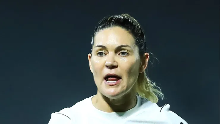 Gabi Zanotti em campo pelo time feminino durante jogo na Arena Barueri.