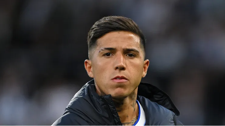 Enzo Fernández antes de jogo dos Blues pela Premier League.